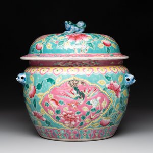 A Chinese famille rose turquoise-ground 'kamcheng' bowl and cover for the Straits or Peranakan market, 19th C. — foto 2