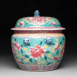 A Chinese famille rose turquoise-ground 'kamcheng' bowl and cover for the Straits or Peranakan market, 19th C. — foto 3