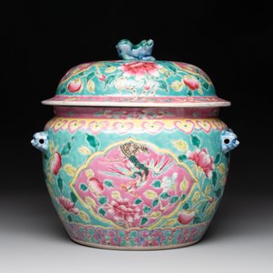 A Chinese famille rose turquoise-ground 'kamcheng' bowl and cover for the Straits or Peranakan market, 19th C. — foto 4