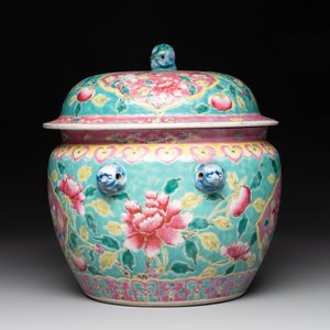 A Chinese famille rose turquoise-ground 'kamcheng' bowl and cover for the Straits or Peranakan market, 19th C. — foto 5