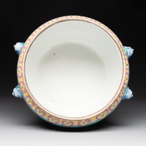 A Chinese famille rose turquoise-ground 'kamcheng' bowl and cover for the Straits or Peranakan market, 19th C. — foto 6