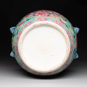 A Chinese famille rose turquoise-ground 'kamcheng' bowl and cover for the Straits or Peranakan market, 19th C. — foto 7