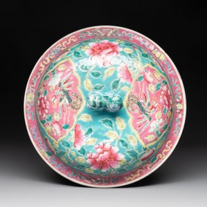 A Chinese famille rose turquoise-ground 'kamcheng' bowl and cover for the Straits or Peranakan market, 19th C. — foto 8