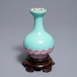 A Chinese famille rose turquoise ground lotus flower-shaped vase, 19/20th C. — 照片 1