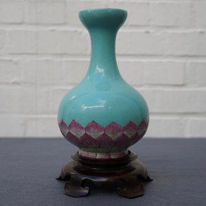 A Chinese famille rose turquoise ground lotus flower-shaped vase, 19/20th C. — 照片 16