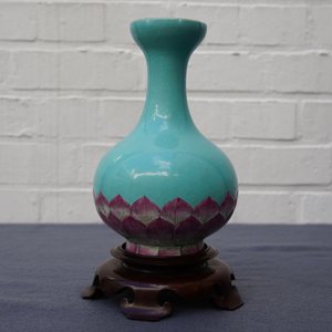 A Chinese famille rose turquoise ground lotus flower-shaped vase, 19/20th C. — 照片 17
