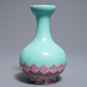 A Chinese famille rose turquoise ground lotus flower-shaped vase, 19/20th C. — 照片 3