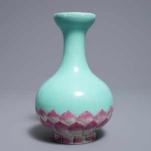 A Chinese famille rose turquoise ground lotus flower-shaped vase, 19/20th C. — 照片 4