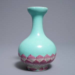 A Chinese famille rose turquoise ground lotus flower-shaped vase, 19/20th C. — 照片 5
