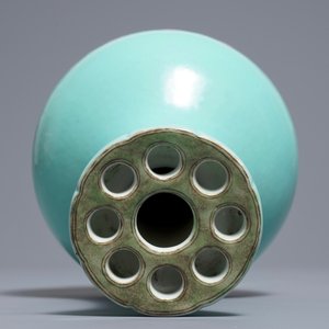 A Chinese famille rose turquoise ground lotus flower-shaped vase, 19/20th C. — 照片 7