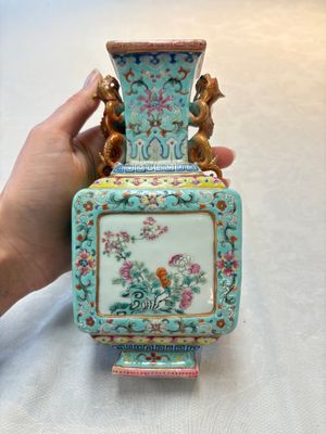 A Chinese famille rose turquoise-ground rectangular vase with floral design, Qianlong mark, Republic — photo 3