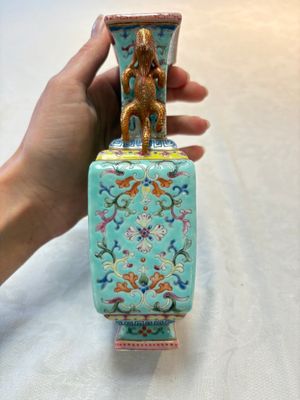A Chinese famille rose turquoise-ground rectangular vase with floral design, Qianlong mark, Republic — photo 4