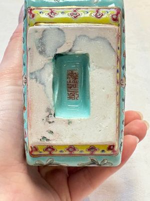 A Chinese famille rose turquoise-ground rectangular vase with floral design, Qianlong mark, Republic — photo 6