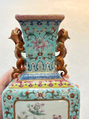 A Chinese famille rose turquoise-ground rectangular vase with floral design, Qianlong mark, Republic — photo 8