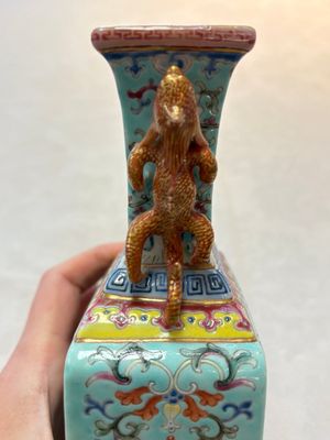 A Chinese famille rose turquoise-ground rectangular vase with floral design, Qianlong mark, Republic — photo 9