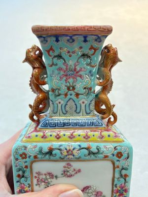 A Chinese famille rose turquoise-ground rectangular vase with floral design, Qianlong mark, Republic — photo 10