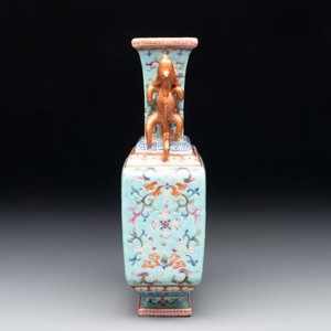 A Chinese famille rose turquoise-ground rectangular vase with floral design, Qianlong mark, Republic — photo 2
