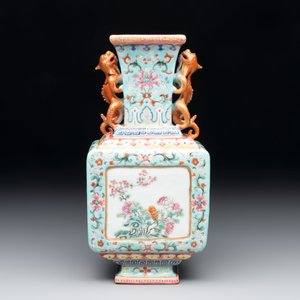 A Chinese famille rose turquoise-ground rectangular vase with floral design, Qianlong mark, Republic — photo 3