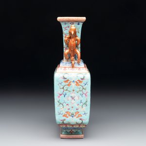 A Chinese famille rose turquoise-ground rectangular vase with floral design, Qianlong mark, Republic — photo 4