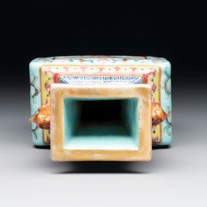 A Chinese famille rose turquoise-ground rectangular vase with floral design, Qianlong mark, Republic — photo 5
