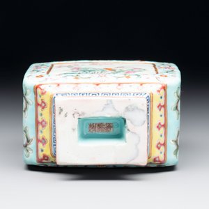 A Chinese famille rose turquoise-ground rectangular vase with floral design, Qianlong mark, Republic — photo 6