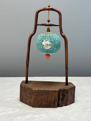 A Chinese famille rose turquoise-ground reticulated incense ball and cover, and a wooden stand — 照片 1