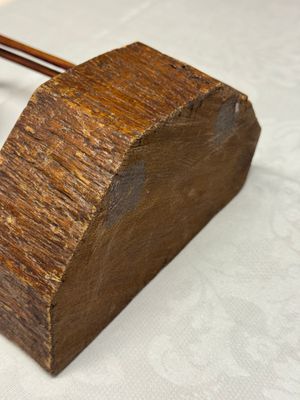 A Chinese famille rose turquoise-ground reticulated incense ball and cover, and a wooden stand — 照片 12