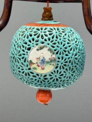 A Chinese famille rose turquoise-ground reticulated incense ball and cover, and a wooden stand — 照片 2