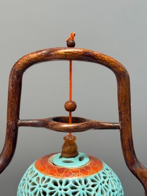 A Chinese famille rose turquoise-ground reticulated incense ball and cover, and a wooden stand — 照片 3