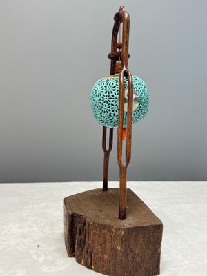A Chinese famille rose turquoise-ground reticulated incense ball and cover, and a wooden stand — 照片 4
