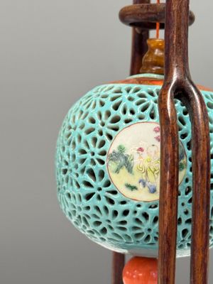 A Chinese famille rose turquoise-ground reticulated incense ball and cover, and a wooden stand — 照片 5