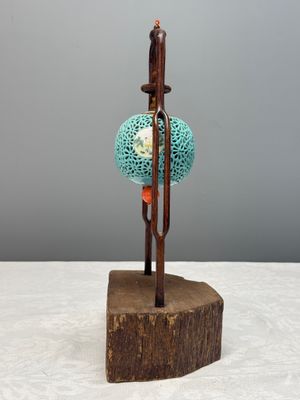 A Chinese famille rose turquoise-ground reticulated incense ball and cover, and a wooden stand — 照片 6