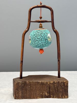 A Chinese famille rose turquoise-ground reticulated incense ball and cover, and a wooden stand — 照片 7