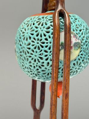 A Chinese famille rose turquoise-ground reticulated incense ball and cover, and a wooden stand — 照片 8