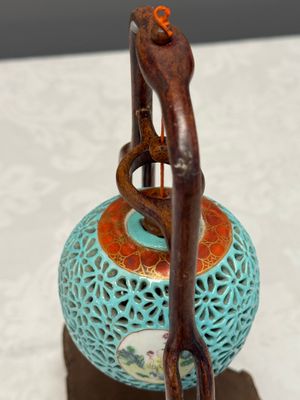 A Chinese famille rose turquoise-ground reticulated incense ball and cover, and a wooden stand — 照片 9
