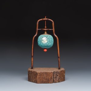 A Chinese famille rose turquoise-ground reticulated incense ball and cover, and a wooden stand — 照片 1