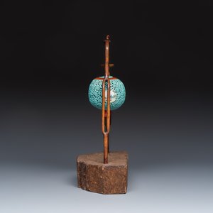 A Chinese famille rose turquoise-ground reticulated incense ball and cover, and a wooden stand — 照片 2