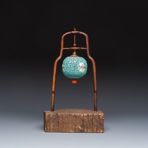 A Chinese famille rose turquoise-ground reticulated incense ball and cover, and a wooden stand — 照片 3
