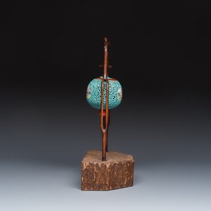 A Chinese famille rose turquoise-ground reticulated incense ball and cover, and a wooden stand — 照片 4
