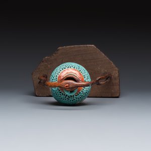 A Chinese famille rose turquoise-ground reticulated incense ball and cover, and a wooden stand — 照片 5