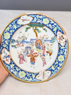 A Chinese famille rose 'Twelve Flower Goddesses' plate — 照片 1