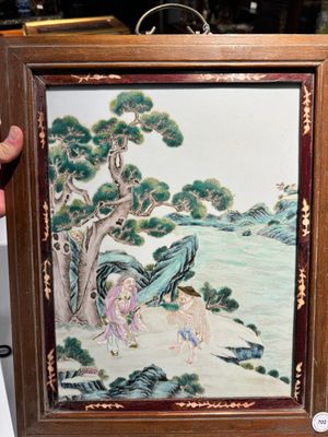 A Chinese famille rose 'two sages in the mountain' plaque in a wooden frame, 18/19th C. — 照片 1