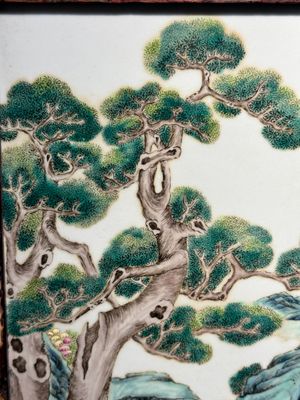 A Chinese famille rose 'two sages in the mountain' plaque in a wooden frame, 18/19th C. — 照片 2