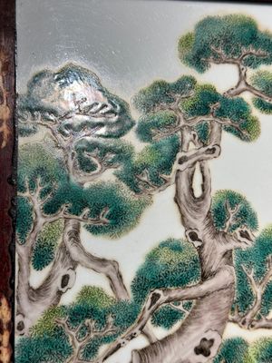 A Chinese famille rose 'two sages in the mountain' plaque in a wooden frame, 18/19th C. — 照片 3