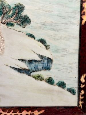 A Chinese famille rose 'two sages in the mountain' plaque in a wooden frame, 18/19th C. — 照片 6