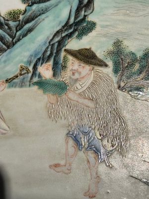 A Chinese famille rose 'two sages in the mountain' plaque in a wooden frame, 18/19th C. — 照片 9
