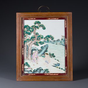 A Chinese famille rose 'two sages in the mountain' plaque in a wooden frame, 18/19th C. — 照片 1