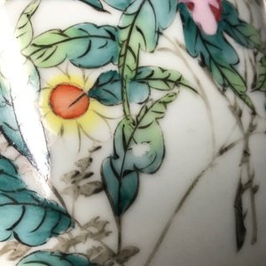 A Chinese famille rose two-sided design vase, 19/20th C. — photo 8