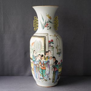 A Chinese famille rose two-sided design vase, 19/20th C. — photo 16