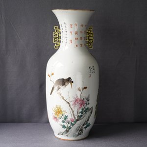 A Chinese famille rose two-sided design vase, 19/20th C. — photo 17